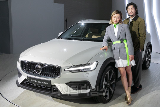 [] , `ܰ SUV  `  ũνƮ V60 